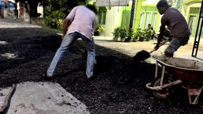 Warga Gotong Royong Perbaiki Jalan Rusak di Gang Ummi Fauziah