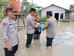 Wakapolsek Tanjung Beringin Turun Langsung Salurkan Bantuan bagi Korban Banjir