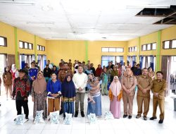 Bupati Pakpak Bharat Salurkan Bantuan Sosial dan Bibit Pertanian Tahun 2025