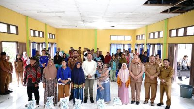 Bupati Pakpak Bharat Salurkan Bantuan Sosial dan Bibit Pertanian Tahun 2025