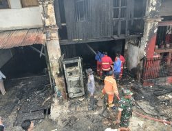 Kebakaran Hebat Hanguskan Tiga Bangunan di Pekan Dolok Masihul, Damkar Bergerak Cepat Kendalikan Api
