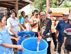 Wabup Samosir Ariston Sidauruk Turun Langsung Salurkan Air Bersih ke Desa Maduma