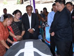 Bupati Samosir Sampaikan Belasungkawa atas Wafatnya Ibunda Wakil Bupati Ariston Tua Sidauruk