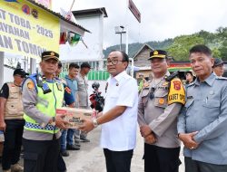 Wabup Samosir Tinjau Pos Pelayanan Idul Fitri, Bagikan Bingkisan dan Tekankan Pelayanan Prima