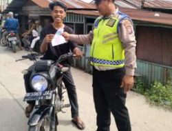 Ops Zebra Toba 2025: Sat Lantas Labuhanbatu Edukasi Pengendara Lewat Brosur