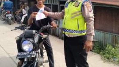 Ops Zebra Toba 2025: Sat Lantas Labuhanbatu Edukasi Pengendara Lewat Brosur