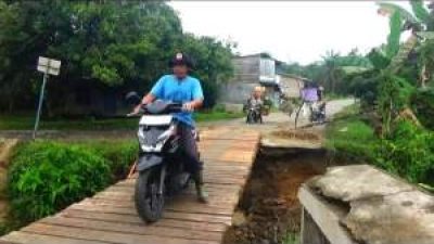 Jembatan Penghubung Tiga Desa Putus, Polsek Marbau dan Warga Bangun Titi Darurat