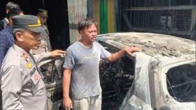 Mobil Ayla Terbakar di Sei Rampah, Polisi dan Warga Sigap Padamkan Api