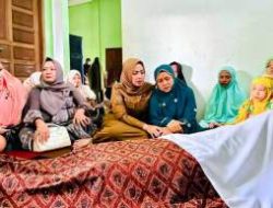 Bupati Maya Hasmita Takziah ke Rumah Duka Kabid KIPS Indra Sutan Harahap