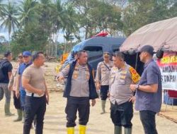 Kapolres Labuhanbatu Tinjau Lokasi dan Salurkan Bantuan Bencana di Tapanuli Selatan
