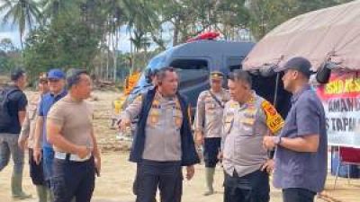 Kapolres Labuhanbatu Tinjau Lokasi dan Salurkan Bantuan Bencana di Tapanuli Selatan