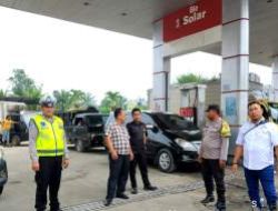 Polsek Kualuh Hulu Kawal Distribusi BBM Demi Jaga Kondisi Tetap Kondusif