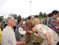 Bupati Pakpak Bharat Salurkan Bantuan untuk Warga Terdampak Longsor