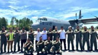 Bupati Taput Sambut Tim TNI AU di Bandara Silangit