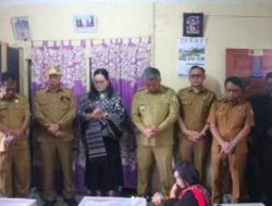 Bupati Taput Takziah ke Keluarga Korban Kecelakaan di Pahae Julu