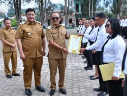 Bupati Samosir Menyerahkan 803 SK PPPK Paruh Waktu, Vandiko: Ini Era Baru Pengabdian