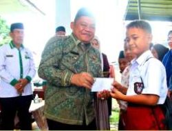 Wabup Labuhanbatu Salurkan Bantuan Pendidikan untuk Siswa Kurang Mampu