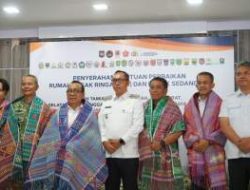 Menko PMK Salurkan Stimulan Rumah Rusak di Taput