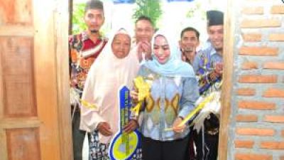 Bupati Labuhanbatu Serahkan Rumah Hasil Renovasi Program RTLH kepada Warga