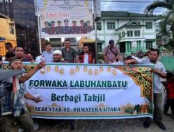 Forwaka Labuhanbatu Bagikan 700 Paket Takjil di Depan Kantor Kejari