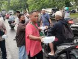 Forwaka Sumut Bagi Takjil ke Pengendara di Depan Kejatisu
