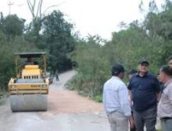 Bupati Dairi Tinjau Perbaikan Jalan Strategis di Sumbul