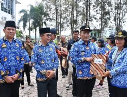Wabup Samosir Menyerahkan SK Pensiun kepada 40 PNS, Tekankan Pengabdian dan Kekompakan ASN