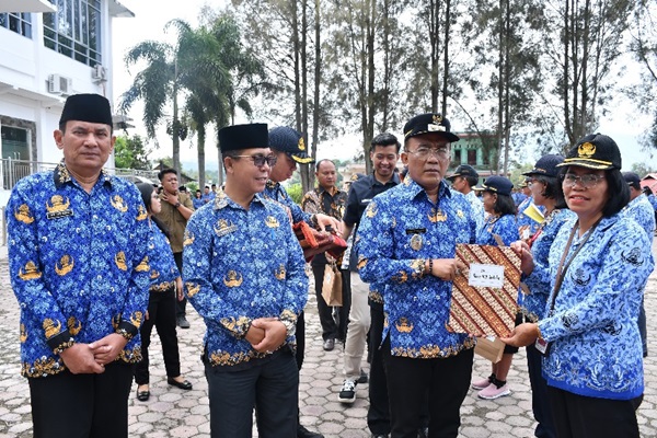 Wabup Samosir Menyerahkan SK Pensiun kepada 40 PNS, Tekankan Pengabdian dan Kekompakan ASN