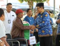 Sekda Serahkan Bantuan Atensi Kemensos untuk Lansia dan Penyandang Disabilitas di Pakpak Bharat