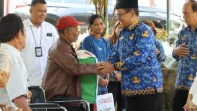 Sekda Serahkan Bantuan Atensi Kemensos untuk Lansia dan Penyandang Disabilitas di Pakpak Bharat