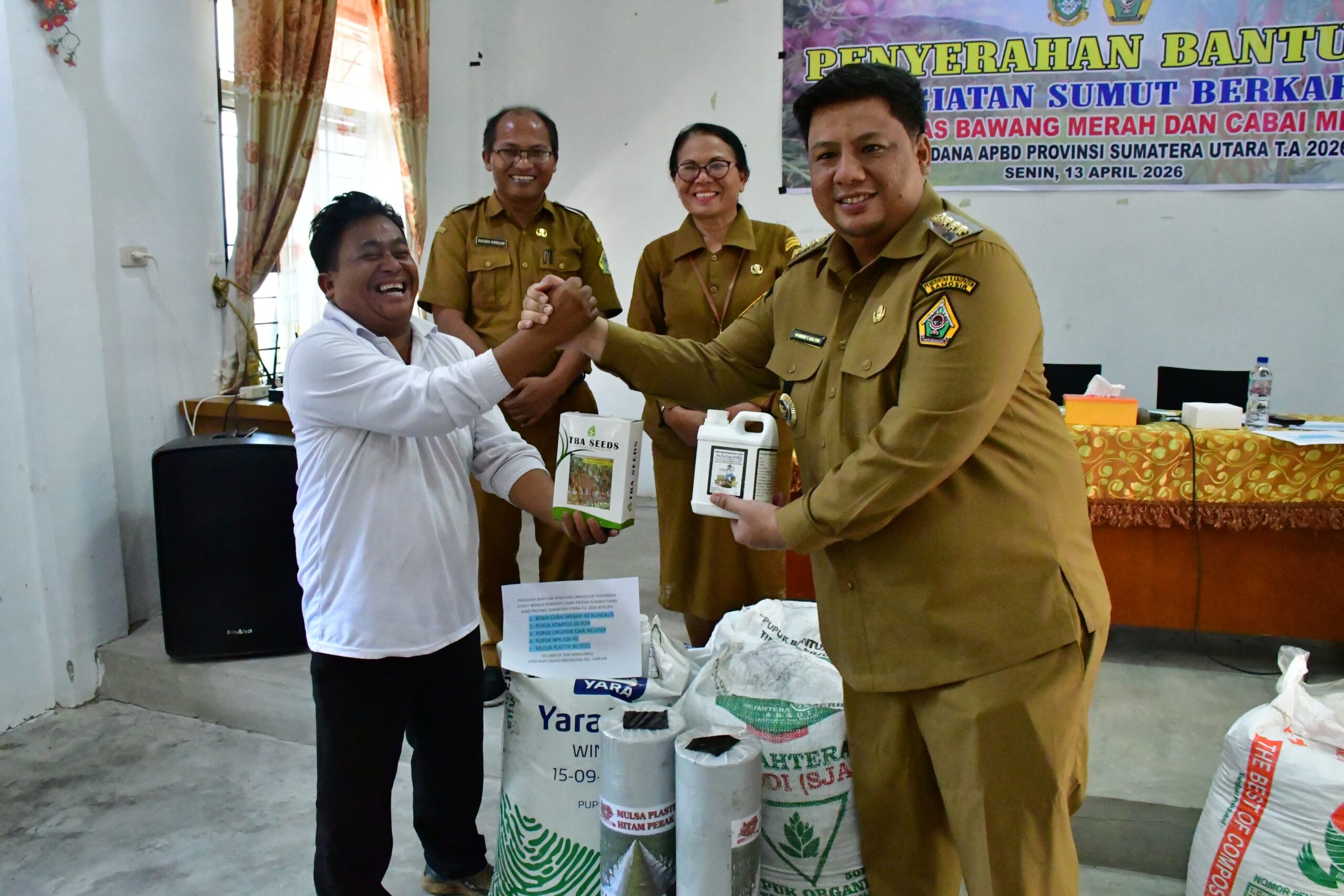 Bantuan Bibit Cabai dan Bawang Merah Diserahkan Bupati Samosir, Wujud Sinergi Program Sumut Berkah