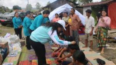 Ketua TP PKK Taput Salurkan Bantuan untuk Korban Kebakaran Parmonangan