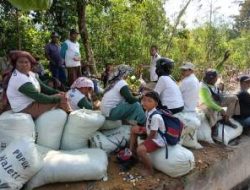 Warga Berampu Gotong Royong Perbaiki Irigasi Terdampak Longsor