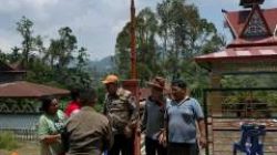 Bupati Vickner Sinaga Tinjau Jalan Rusak, Perbaikan Segera Direalisasikan