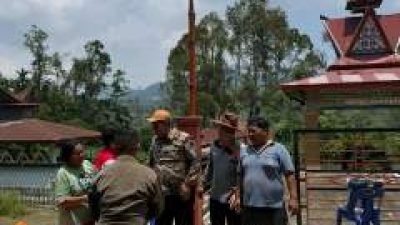 Bupati Vickner Sinaga Tinjau Jalan Rusak, Perbaikan Segera Direalisasikan