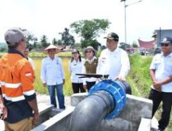 Bupati Samosir Tinjau Pompa Air Tenaga Surya untuk Sawah Petani