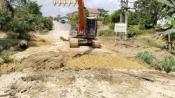 CSR Jalan Aspal 4 Km, PT Arara Abadi Dorong Ekonomi Warga