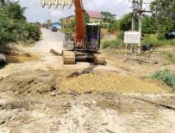 CSR Jalan Aspal 4 Km, PT Arara Abadi Dorong Ekonomi Warga