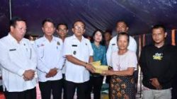 Wabup Samosir Serahkan Bantuan Korban Kebakaran di Simanindo
