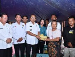 Wabup Samosir Serahkan Bantuan Korban Kebakaran di Simanindo