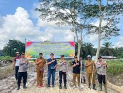Polsek Ukui Tanam Jagung Bersama Petani, Dukung Swasembada Pangan