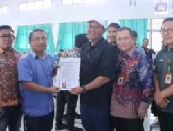 Ketua Satgas MBG Dairi Serahkan  SLHS ke 10 SPPG