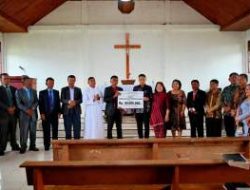 Bupati Humbahas Serahkan Hibah Gereja Rp50 Juta