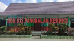 SDN 013 Pelalawan Kekurangan Ruang Kelas, DPRD Soroti Fasilitas Belajar Berdinding Triplek