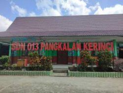 SDN 013 Pelalawan Kekurangan Ruang Kelas, DPRD Soroti Fasilitas Belajar Berdinding Triplek