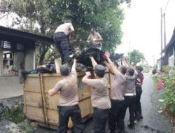 Polres Labuhanbatu Bantu Korban Kebakaran, Bersihkan Puing Rumah di Rantauprapat