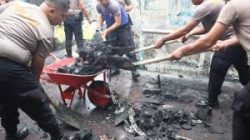 Polres Labuhanbatu Bantu Bersihkan Lokasi Kebakaran