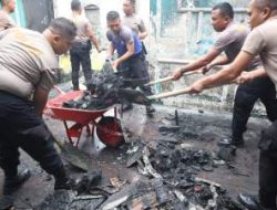 Polres Labuhanbatu Bantu Bersihkan Lokasi Kebakaran