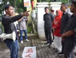 Ketua DPRD Langkat Temui Pengunjuk Rasa Tunggal Usai Paripurna Pidato Presiden