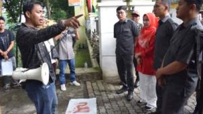 Ketua DPRD Langkat Temui Pengunjuk Rasa Tunggal Usai Paripurna Pidato Presiden